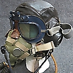 Pilotenhauben mit Brillen und Sauerstoffmasken ab 1930