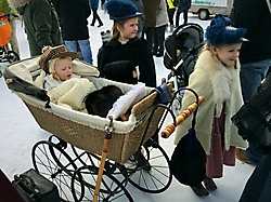Chaise / Kinderwagen um 1900 im Einsatz